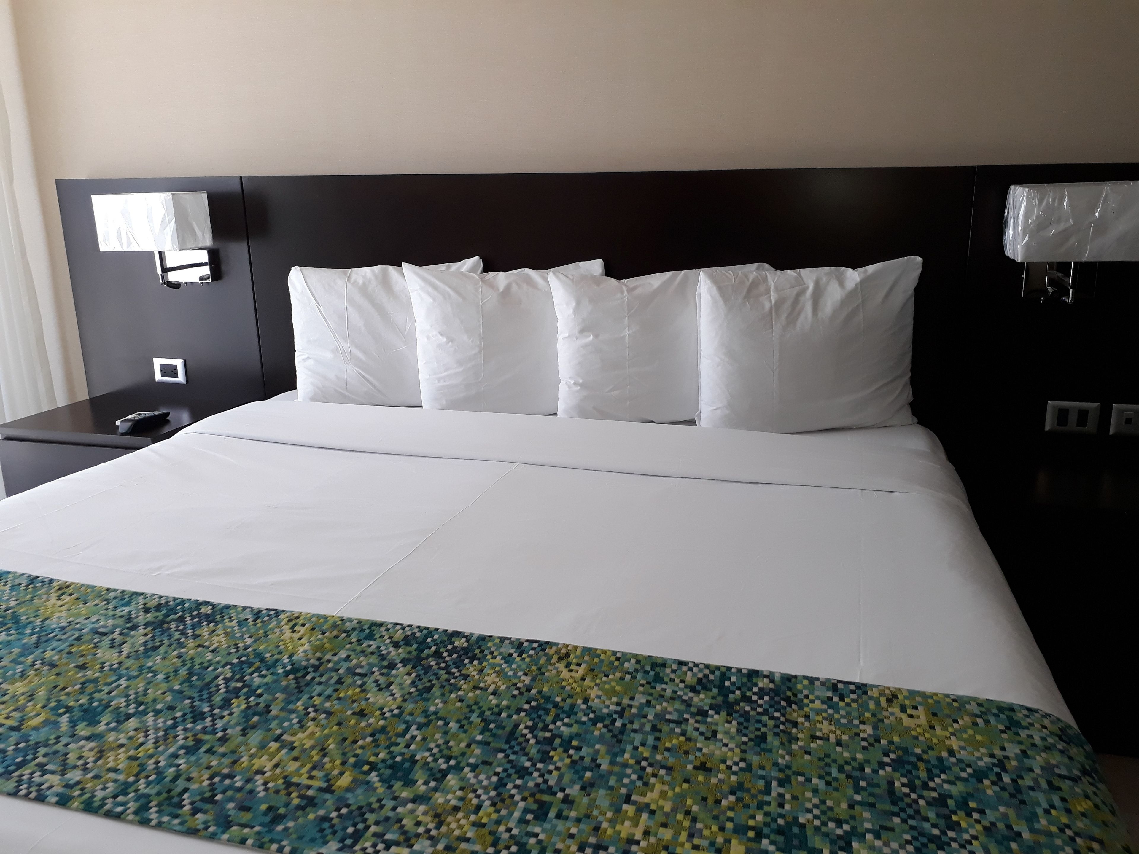 Tabla de planchar con plancha, wifi gratis, ropa de cama y despertador