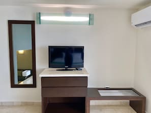 Standard Double Room | Iron/ironing board, free WiFi, bed sheets, alarm clocks - Seven Crown La Paz Malecon (La Paz)