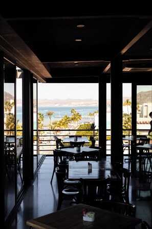 Se sirven desayunos, almuerzos y cenas; con vista al mar