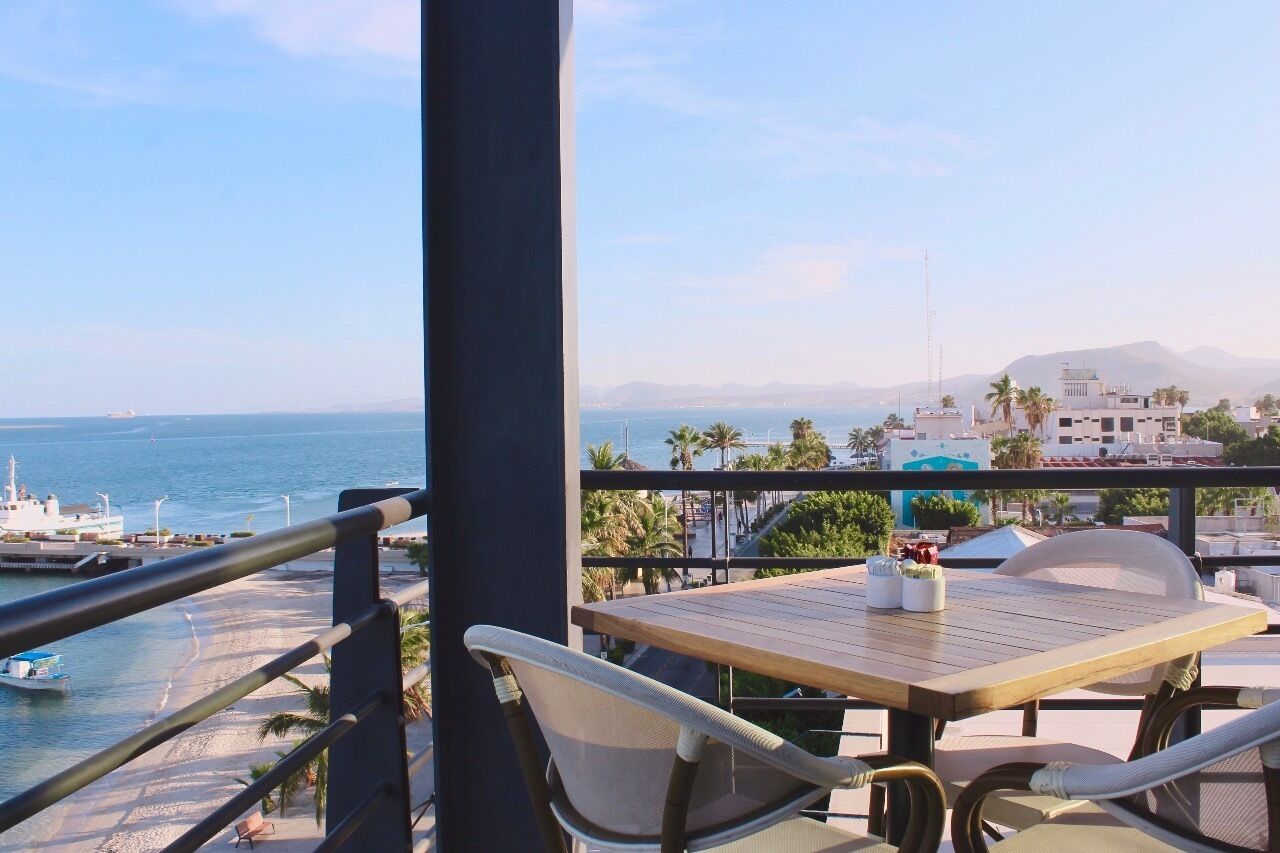 Breakfast, lunch, dinner served; sea views 