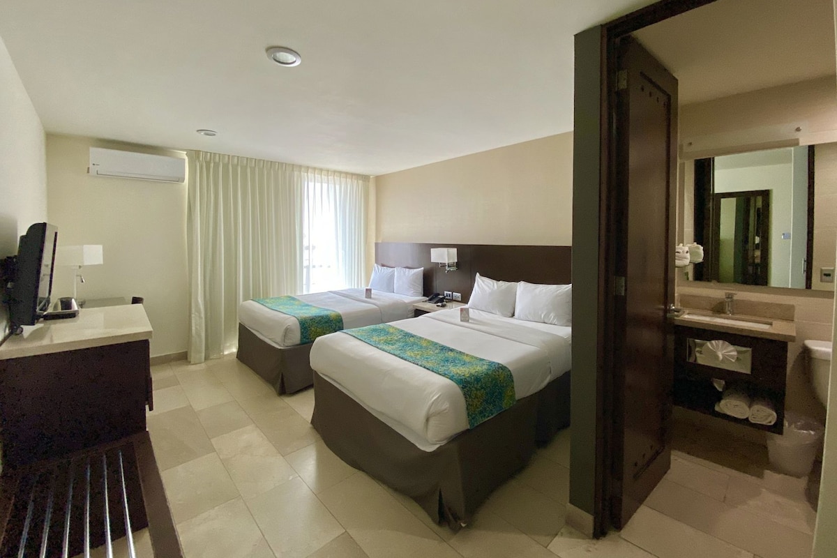 Tabla de planchar con plancha, wifi gratis, despertador y ropa de cama 
