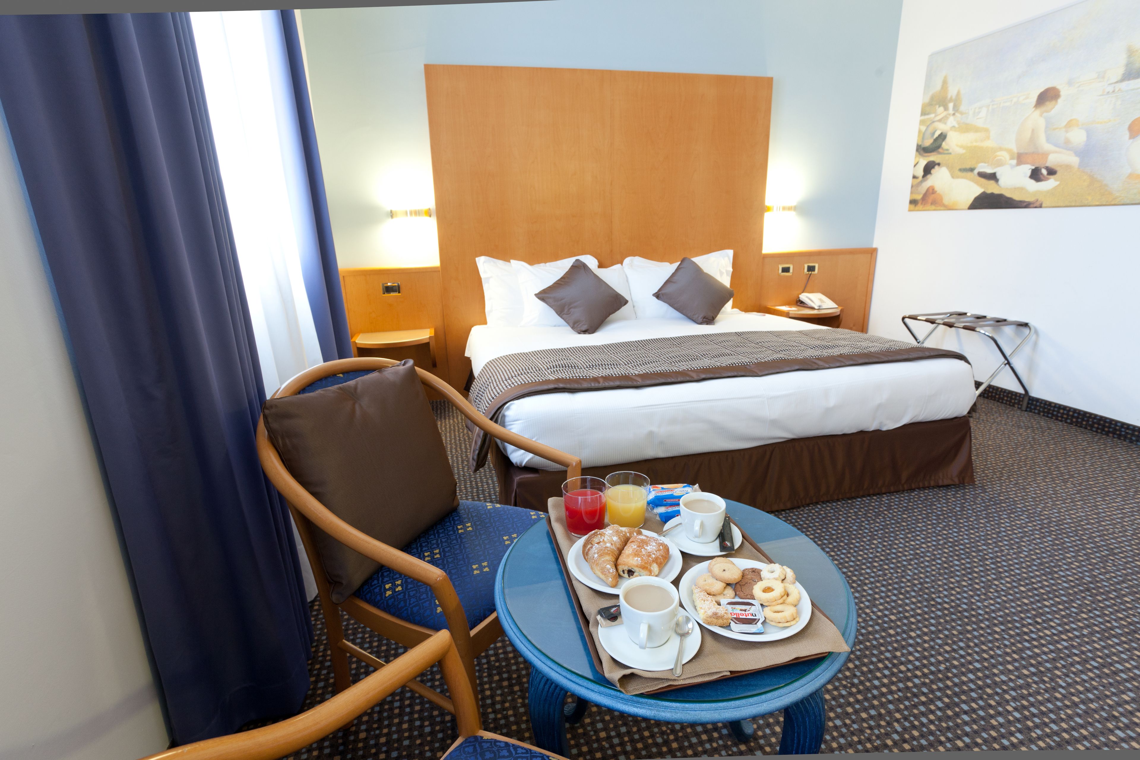 Junior Suite, 1 King Bed | In-room safe, desk, laptop workspace, blackout drapes