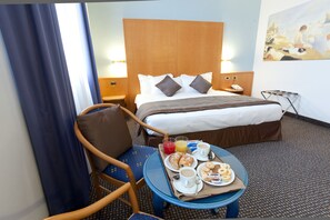 Junior suite, 1 kingsize bed | Een kluis op de kamer, een bureau, een laptopwerkplek