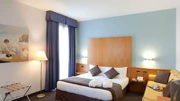 Una cassaforte in camera, una scrivania, postazione laptop