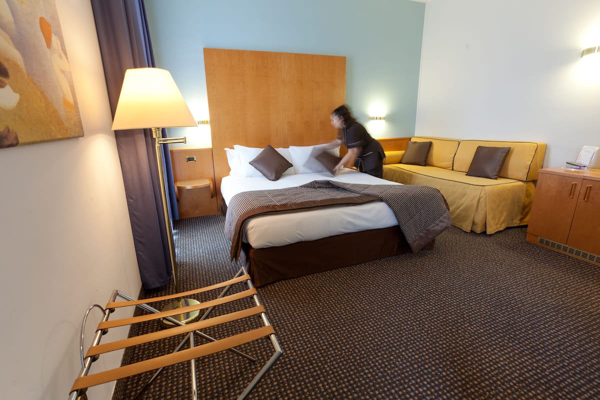 Classic Studio Suite | In-room safe, desk, laptop workspace, blackout drapes