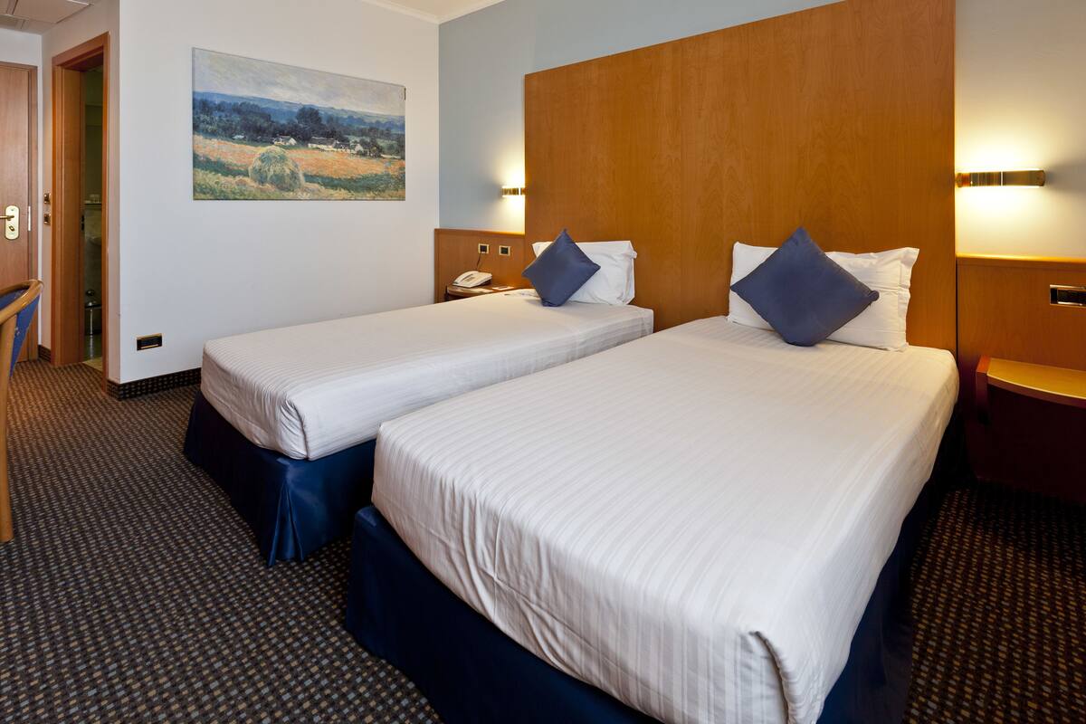 Classic Double or Twin Room | In-room safe, desk, laptop workspace, blackout drapes