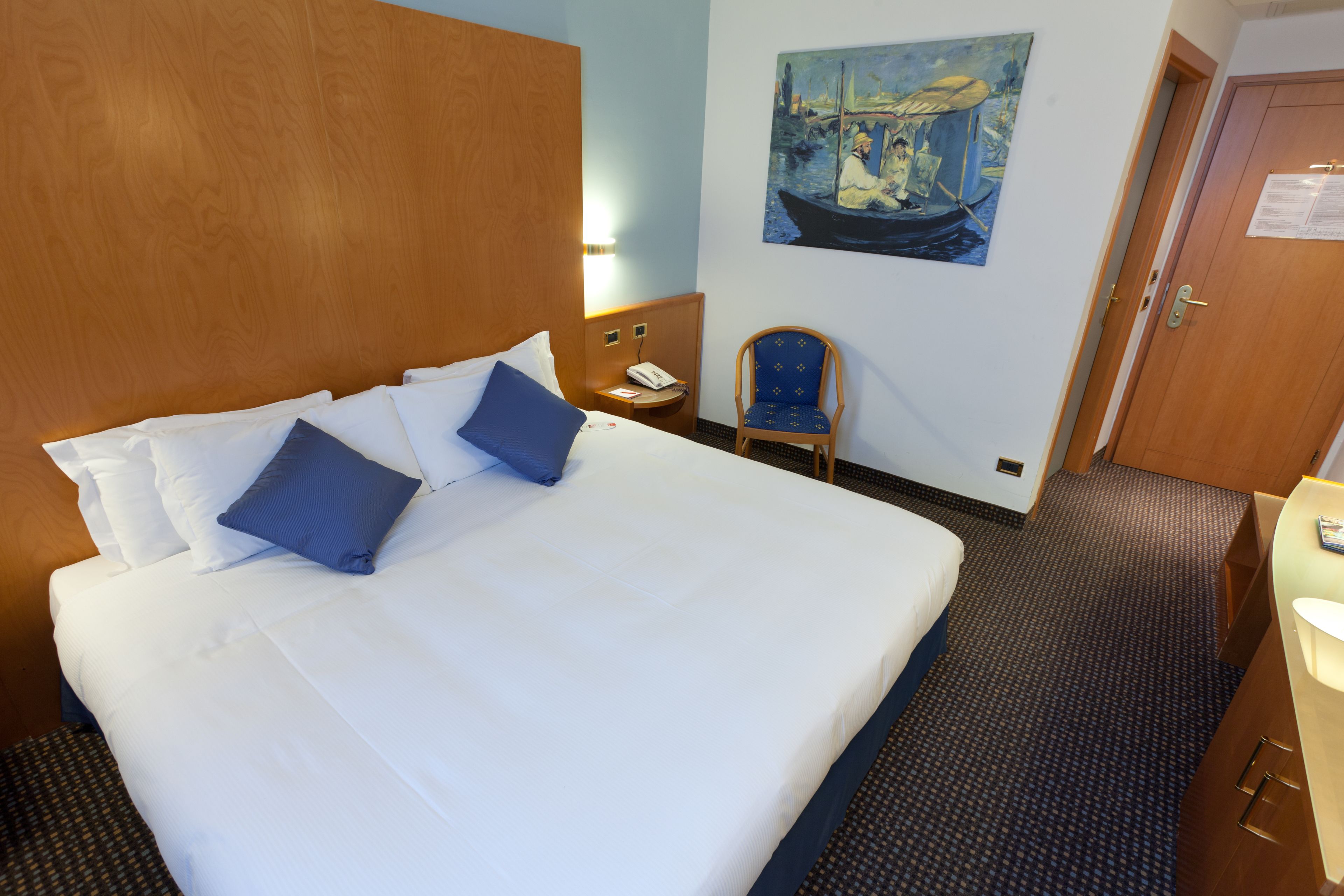 classic double room single use | 1 bedroom, in-room safe, desk, laptop workspace