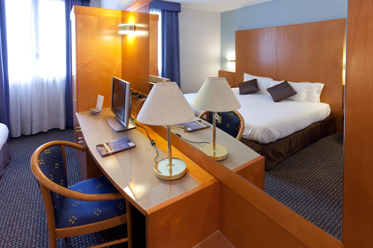 classic double room single use | 1 bedroom, in-room safe, desk, laptop workspace