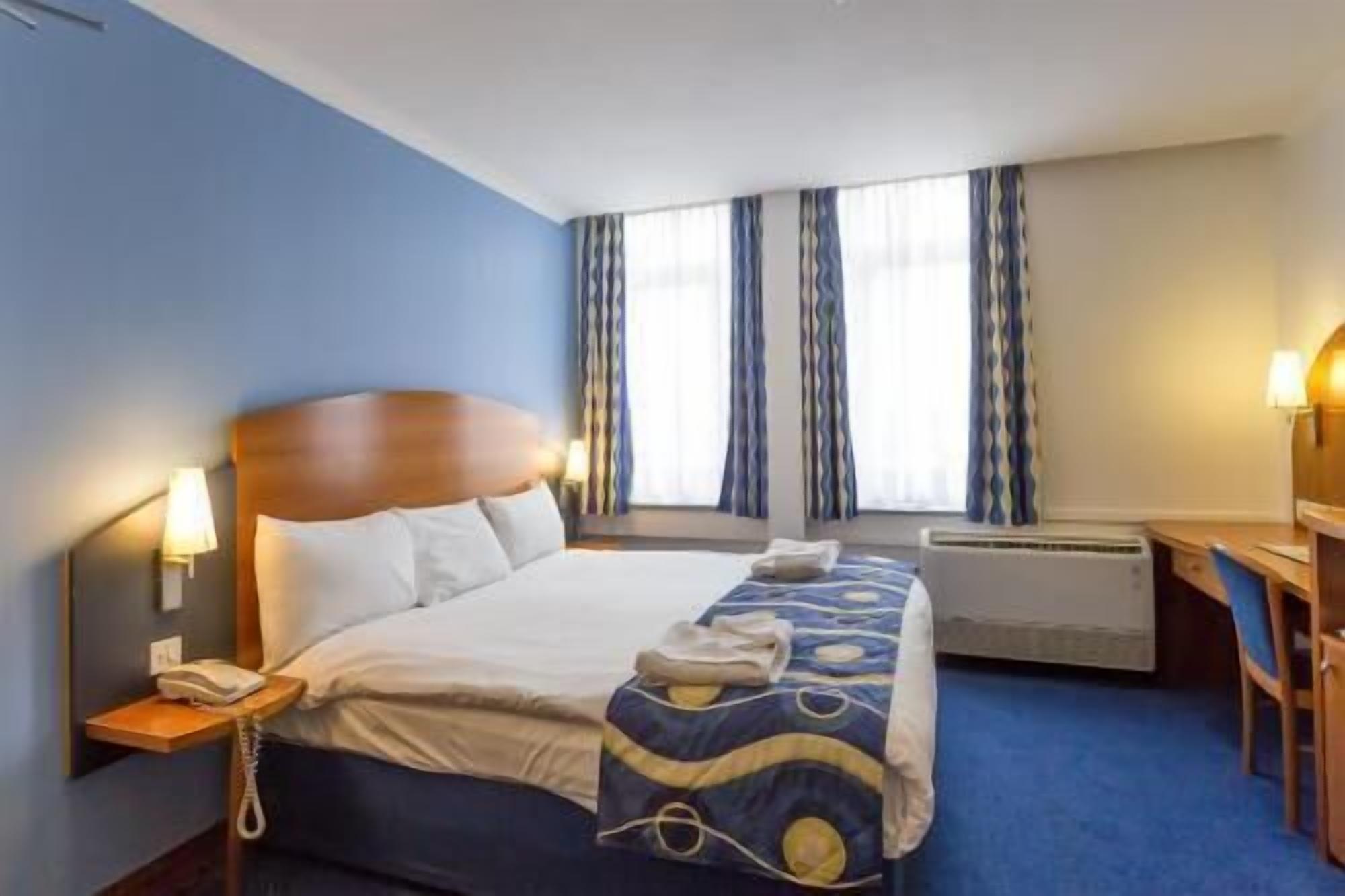 In-room safe, desk, iron/ironing board, free WiFi