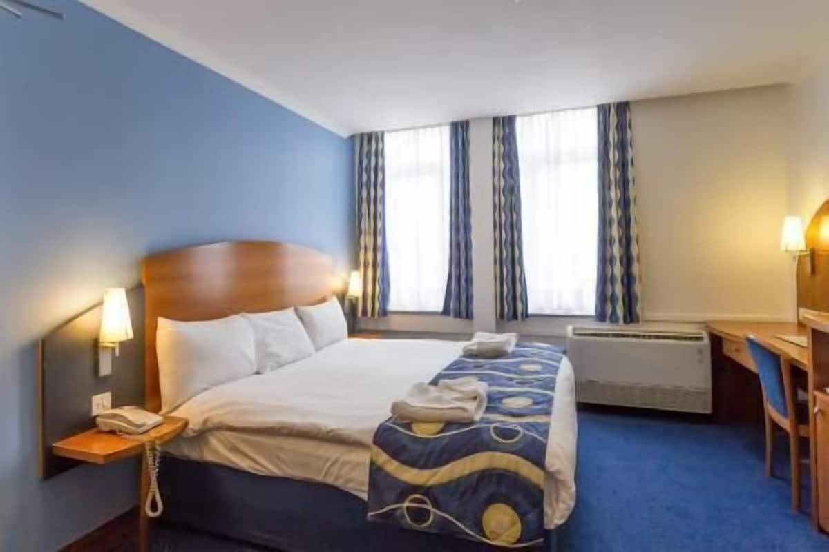 In-room safe, desk, iron/ironing board, free WiFi