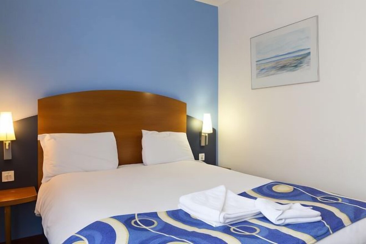 In-room safe, desk, iron/ironing board, WiFi (free)