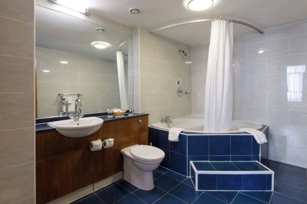 Bathroom | Combined shower/tub, free toiletries, hair dryer, towels