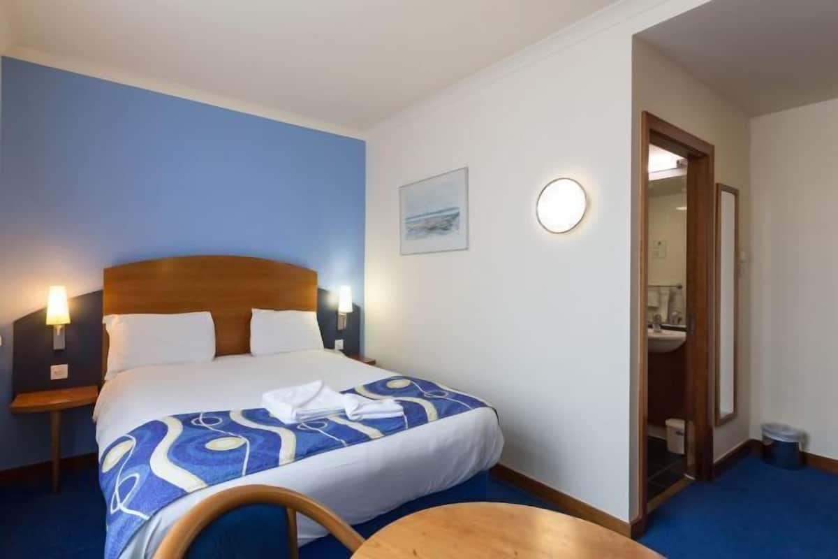 In-room safe, desk, iron/ironing board, WiFi (free)