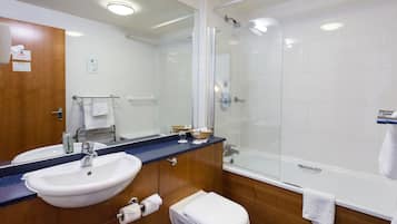 Combined shower/tub, free toiletries, hair dryer, towels