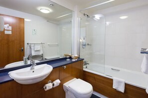 Duschwanne, kostenlose Toilettenartikel, Haartrockner, Handtücher