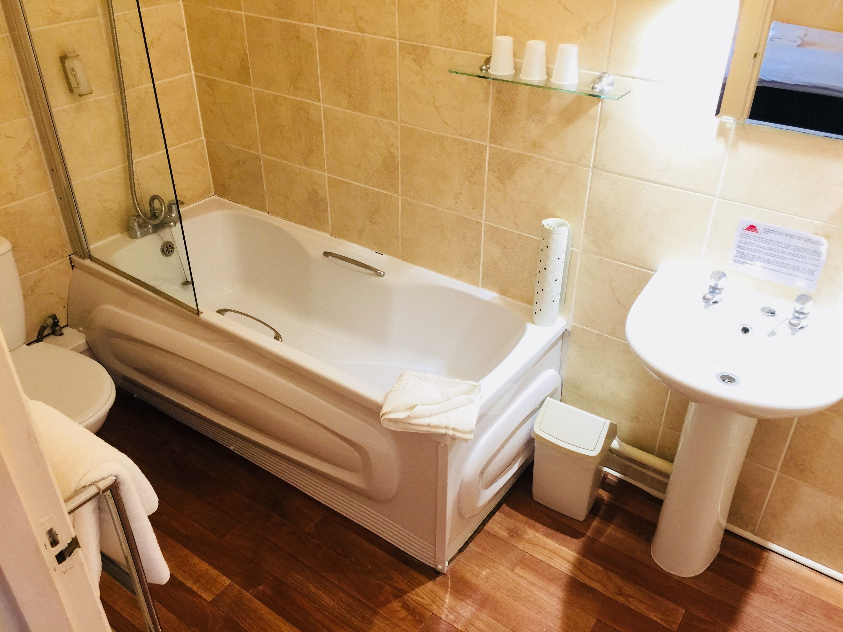 Ein Badezimmer mit Badewanne, Toilette und Waschbecken.