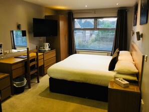 Chambre Double Supérieure, salle de bains privée | Coffres-forts dans les chambres, bureau, Wi-Fi gratuit, draps fournis