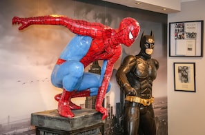 Una estatua de Spider-Man y Batman.