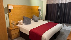 Dobbeltrom – standard | Safe på rommet, skrivebord, wi-fi (inkludert) og sengetøy