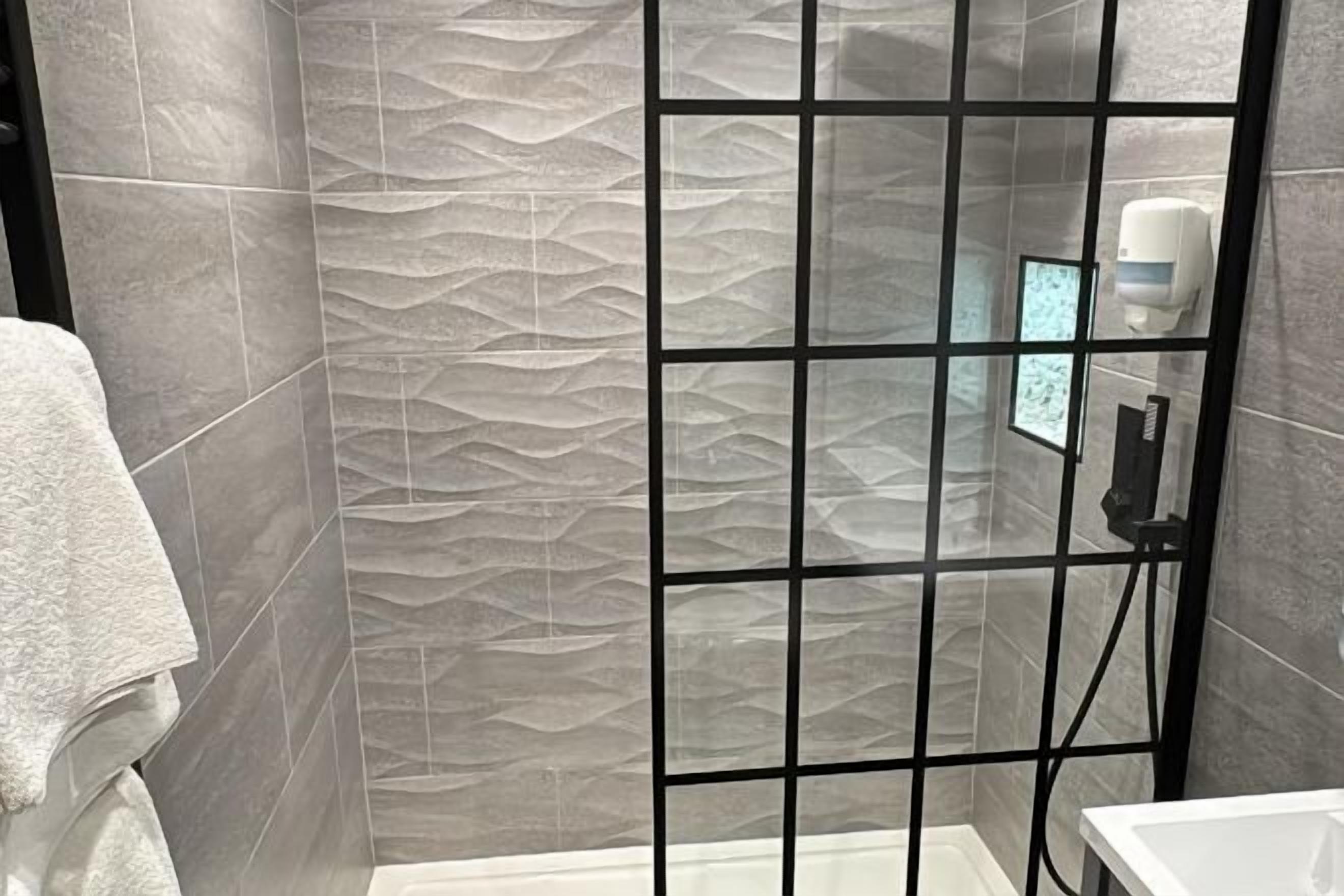 Ensemble baignoire-douche, séchoir à cheveux, serviettes fournies