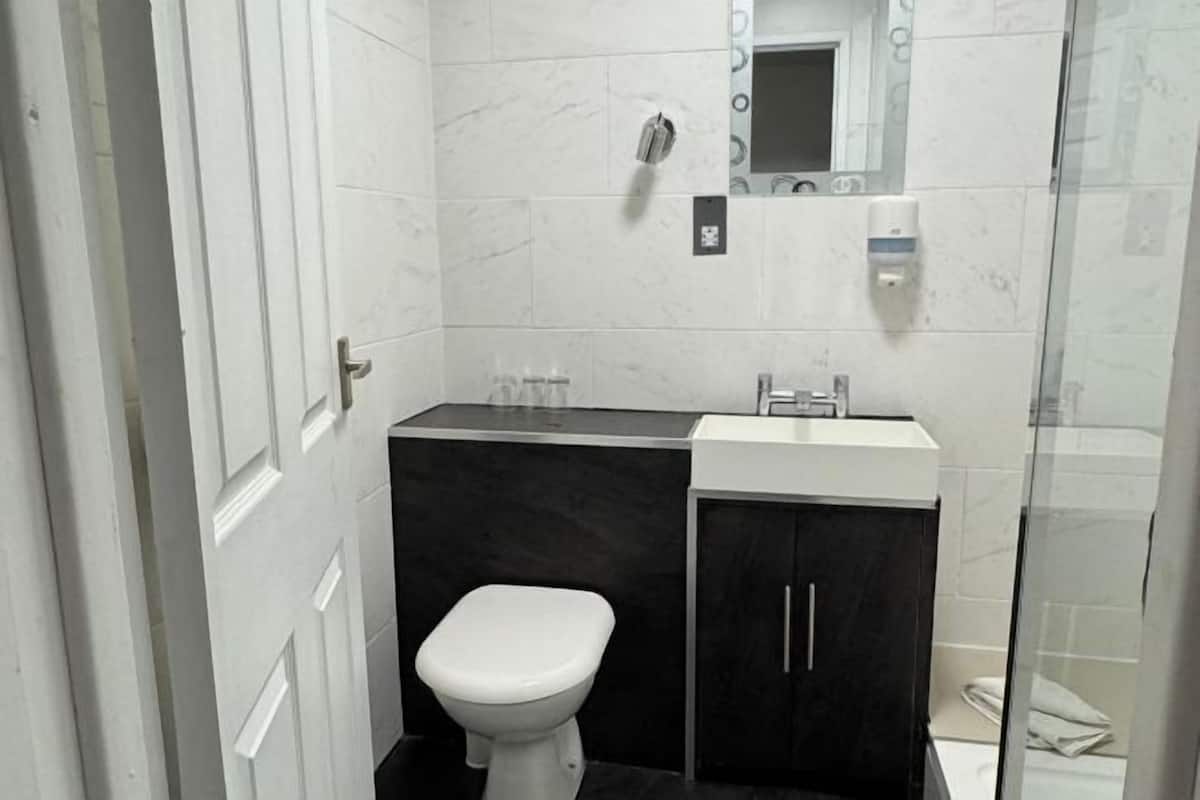 Combined shower/bathtub, hair dryer, towels