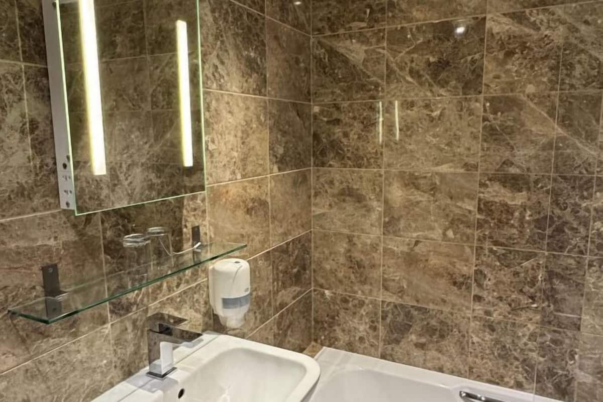 Ensemble douche/baignoire, sèche-cheveux, serviettes fournies