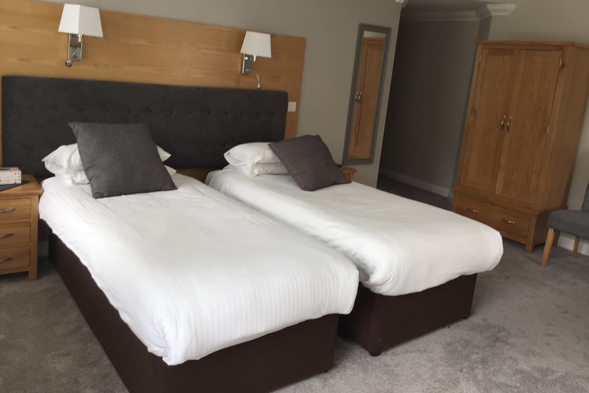 Chambre Triple Supérieure, salle de bains privée | Coffres-forts dans les chambres, bureau, Wi-Fi gratuit, draps fournis