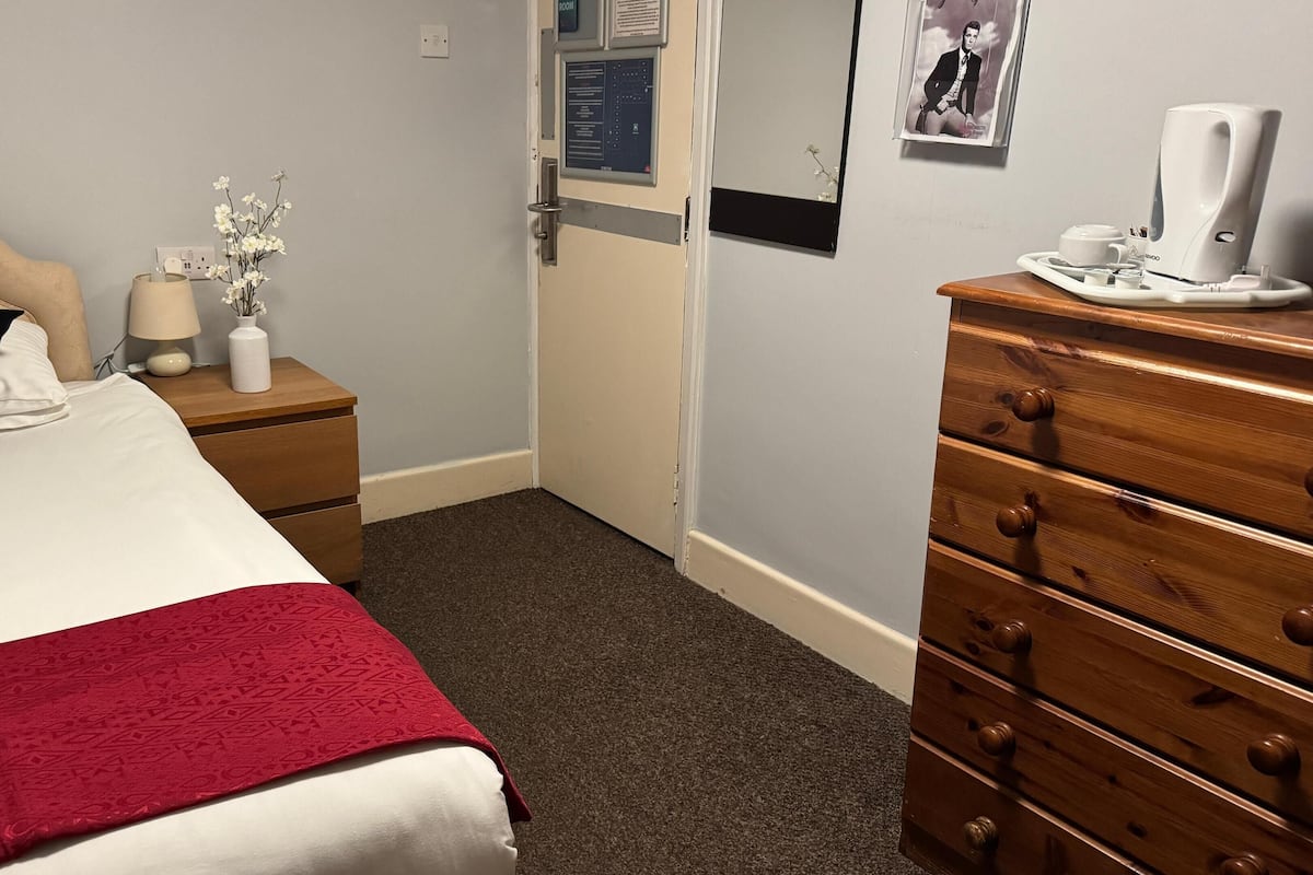 Chambre Simple Standard | Coffres-forts dans les chambres, bureau, Wi-Fi gratuit, draps fournis