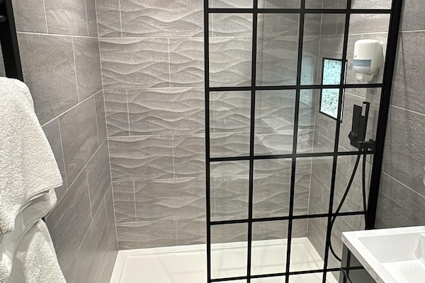 Combined shower/tub, hair dryer, towels