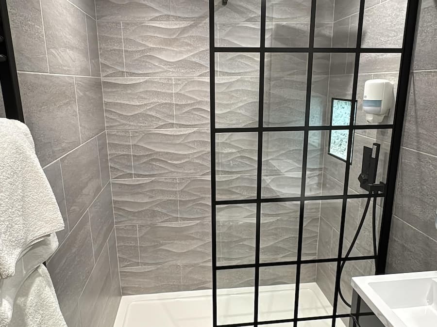 Ducha y bañera combinadas, secador de pelo y toallas