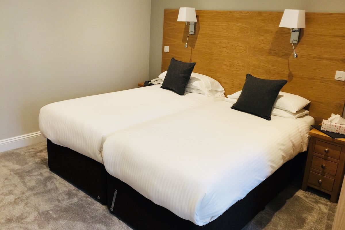 Chambre Supérieure avec lits jumeaux, salle de bains privée | Coffres-forts dans les chambres, bureau, Wi-Fi gratuit, draps fournis