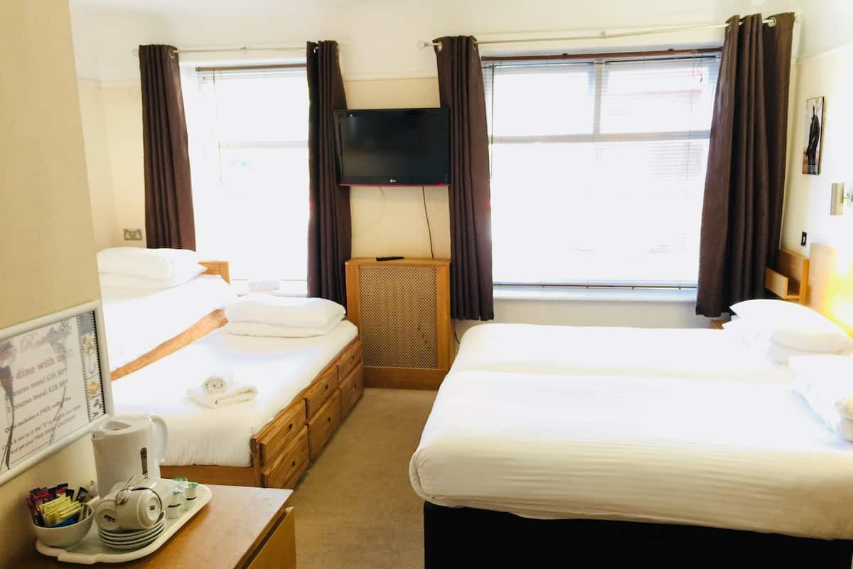 Chambre Quadruple Standard, salle de bains privée | Coffres-forts dans les chambres, bureau, Wi-Fi gratuit, draps fournis