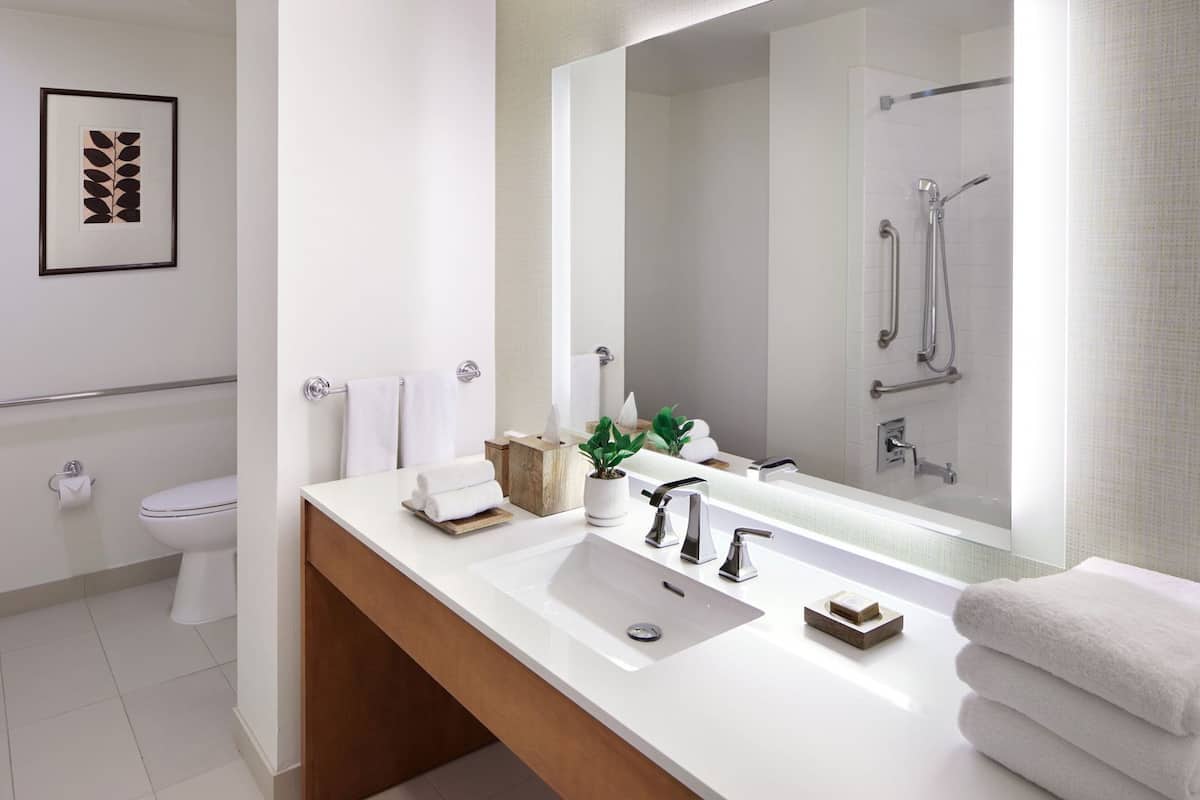 Baño | Tina con regadera, amenidades de baño gratuitas, secadora de cabello