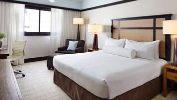 Traditional King | Bathroom | Combined shower/tub, free toiletries, hair dryer, bathrobes