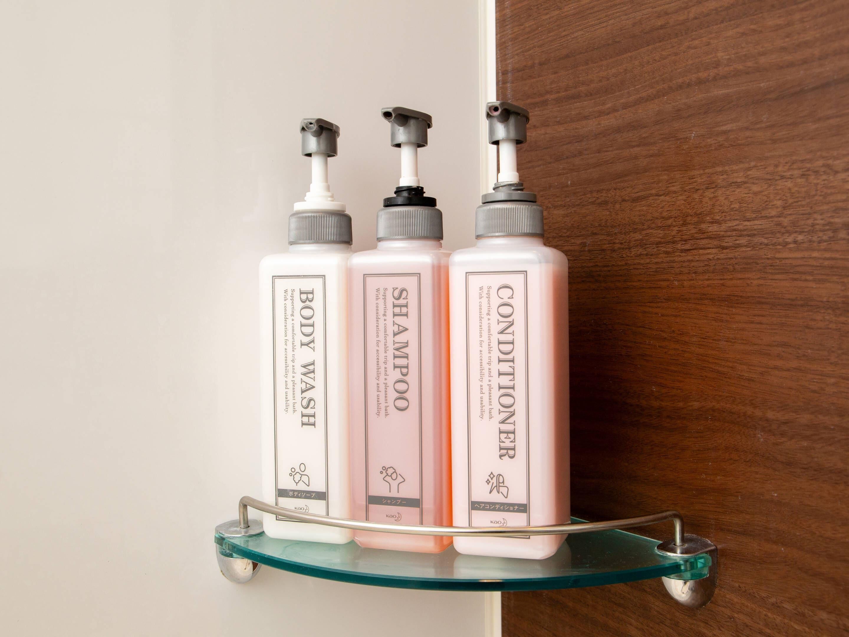 combined shower/bathtub, deep-soaking bathtub, free toiletries