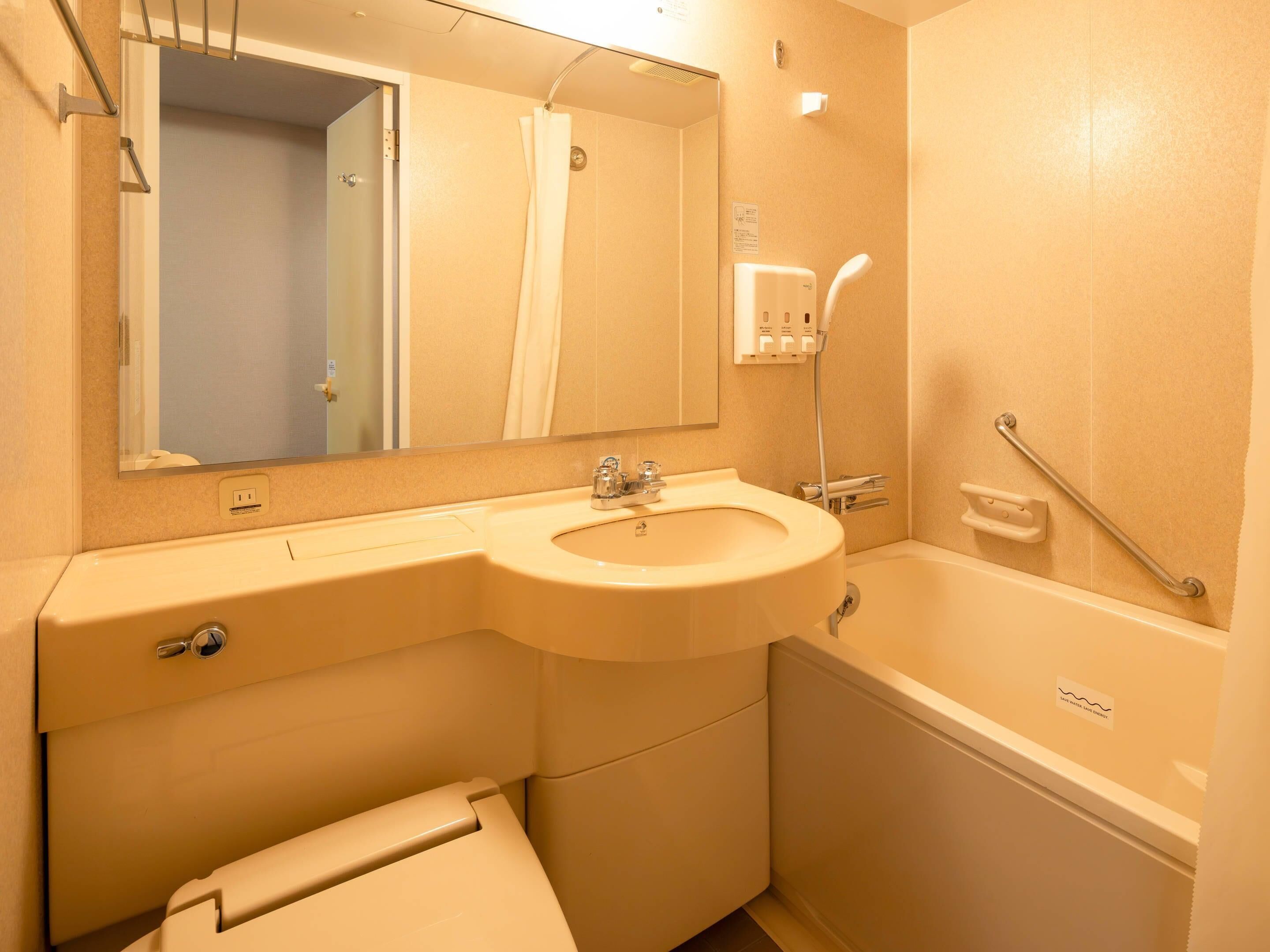 combined shower/bathtub, deep-soaking bathtub, free toiletries