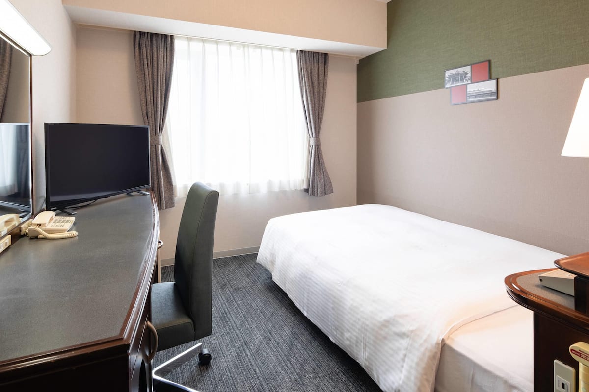 Standard Single Room, 1 Twin Bed, Non Smoking | Premium bedding, desk, laptop workspace, blackout drapes