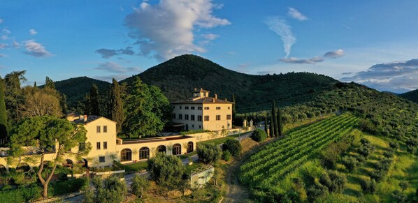 A large estate with a central building surrounded by lush gardens and vineyards. - Relais Villa Monte Solare Wellness & SPA (Panicale)