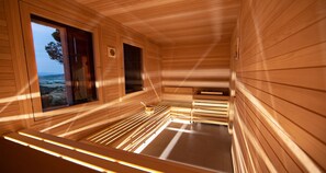 Couples treatment room(s), sauna, hot tub, steam room