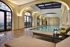 A poolside area with lounge chairs, a large window with a view, and a pool. - Relais Villa Monte Solare Wellness & SPA (Panicale)