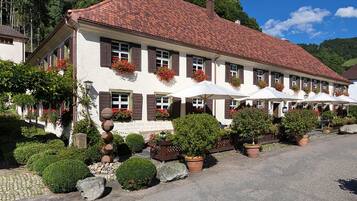 المنشأة من الخارج