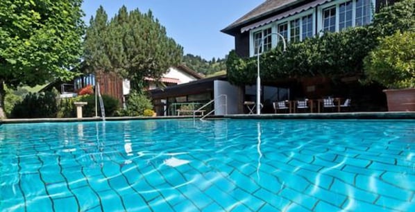 Una piscina techada, una piscina al aire libre