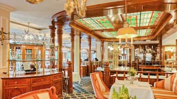 4 restaurantes, se sirven desayunos, comidas, cenas y cocina francesa