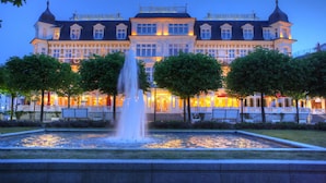 A large, historic building with a fountain in front, likely a hotel, with multiple windows and a balcony. - SEETELHOTEL Ahlbecker Hof (Heringsdorf)