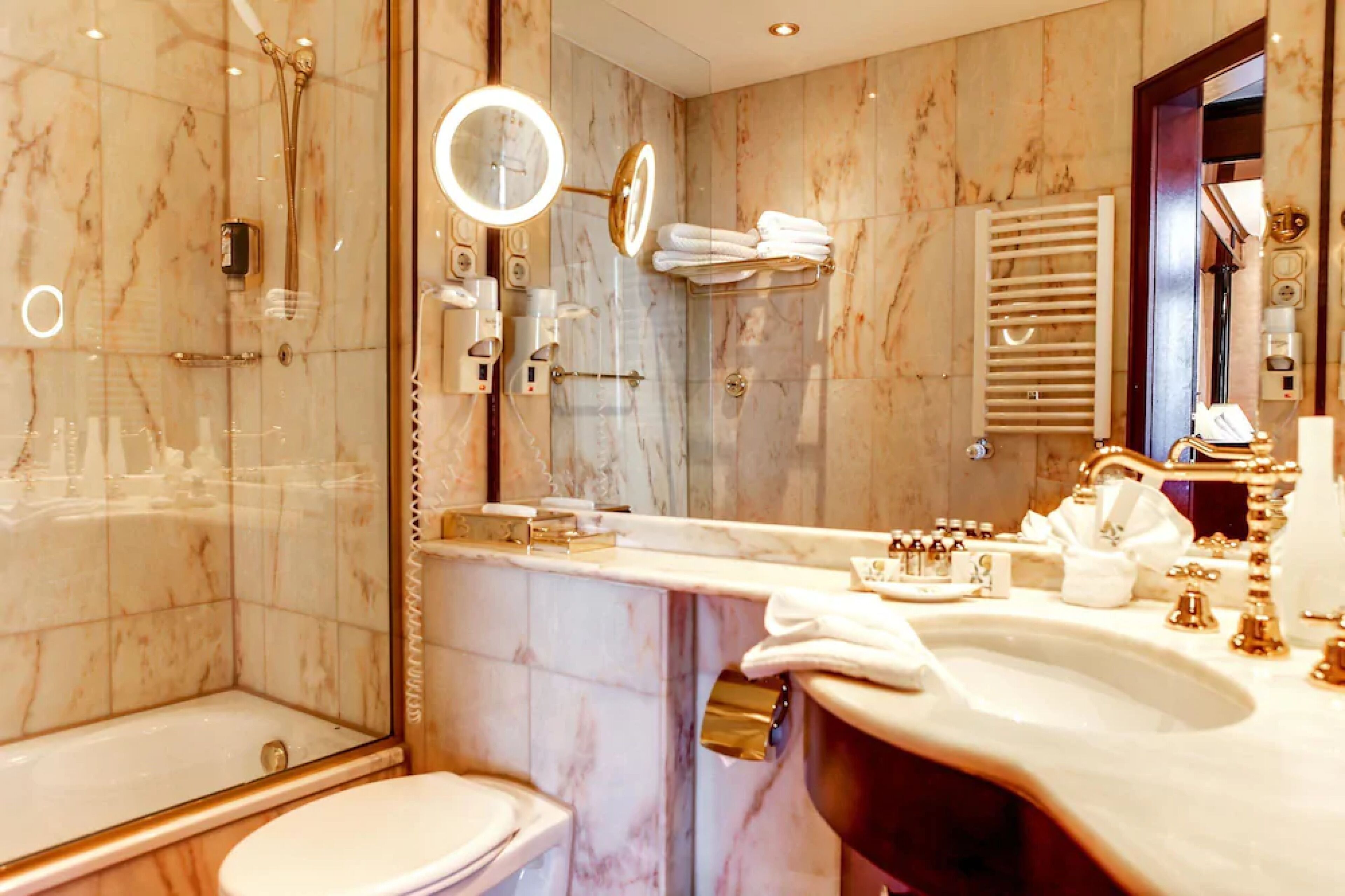 Une salle de bain avec une douche à parois de verre, un meuble-lavabo et des toilettes.