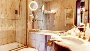 Une salle de bain avec une douche à parois de verre, un meuble-lavabo et des toilettes.