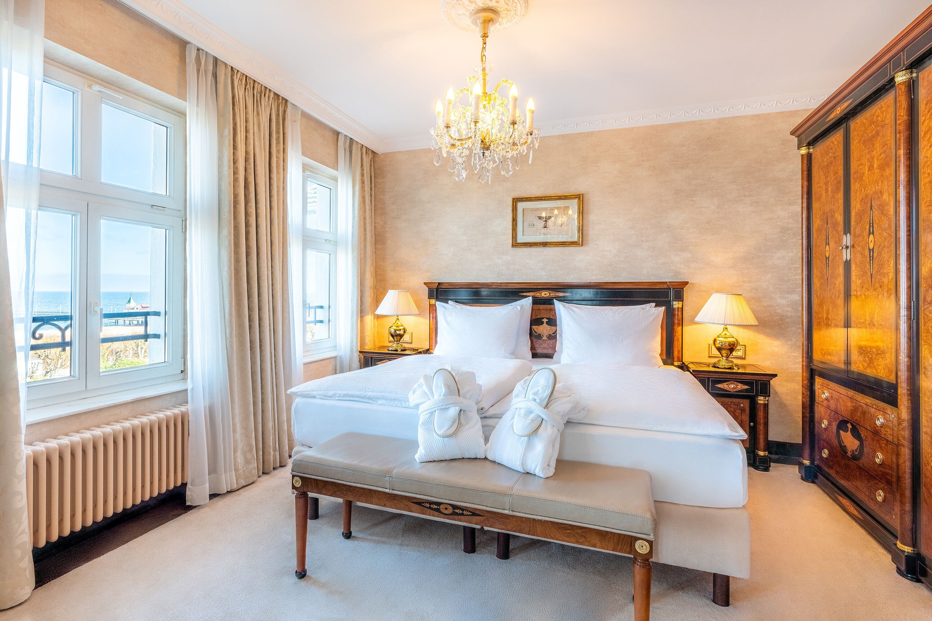 senior suite, sea view | hypo-allergenic bedding, minibar, in-room safe, desk