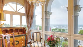 Suite senior, vista al mar | Área de sala de estar | Televisión