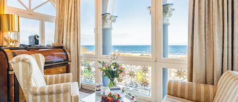 Senior-Suite, Meerblick | Allergikerbettwaren, Minibar, Zimmersafe, Schreibtisch