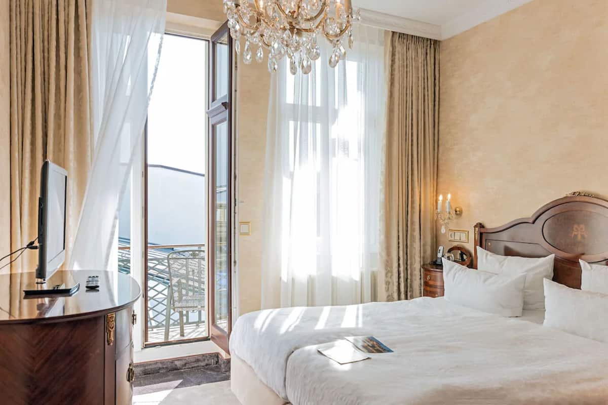 senior suite, city view | hypo-allergenic bedding, minibar, in-room safe, desk